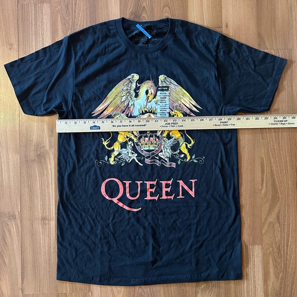 NWT Queen T-shirt size Medium Hot Topic - Picture 4 of 6